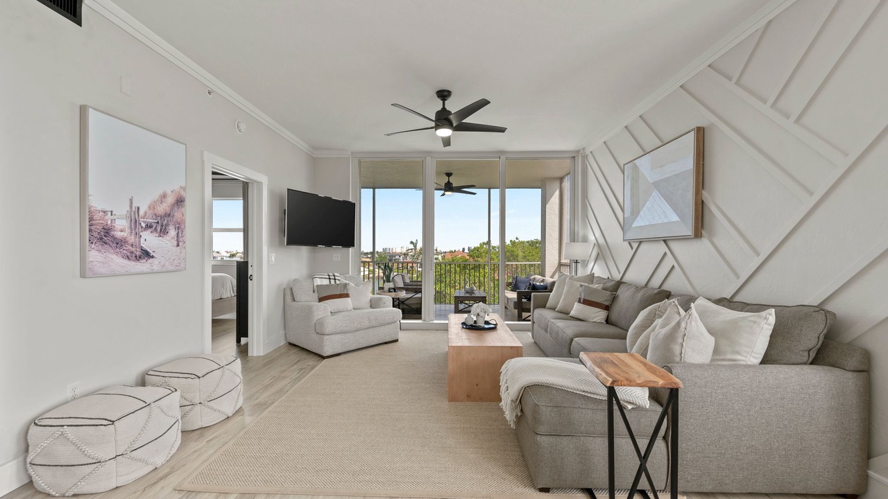 Photo of Livingroom in Vanderbilt Beach