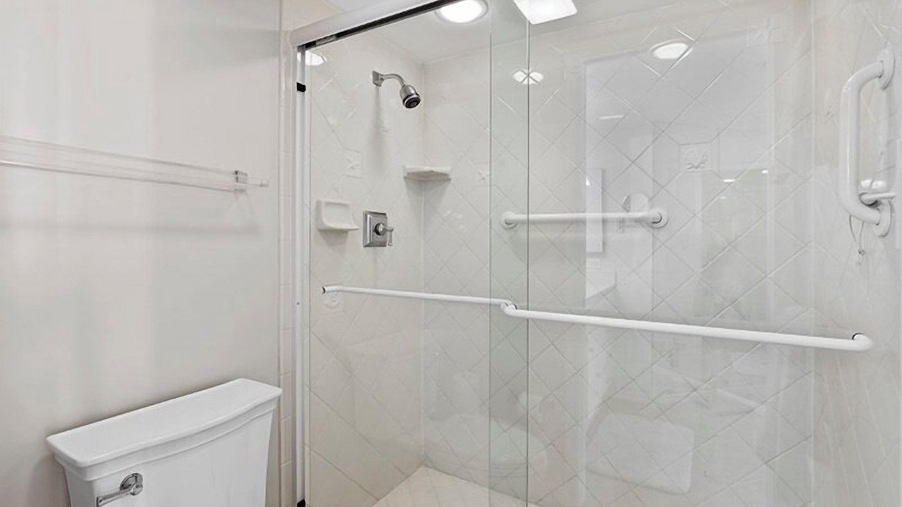 Photo of Bathroom in Park Shore