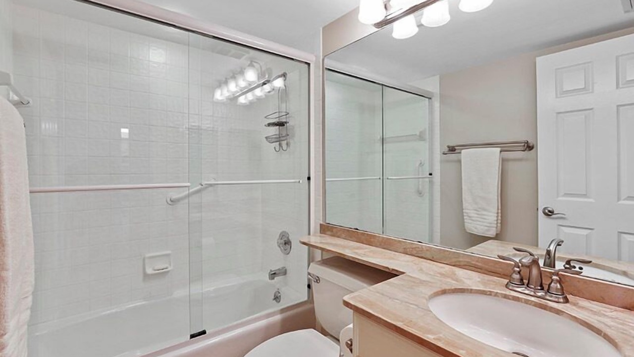 Photo of Bathroom in Park Shore
