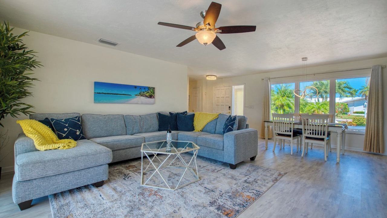 Photo of Livingroom in Yacht Club