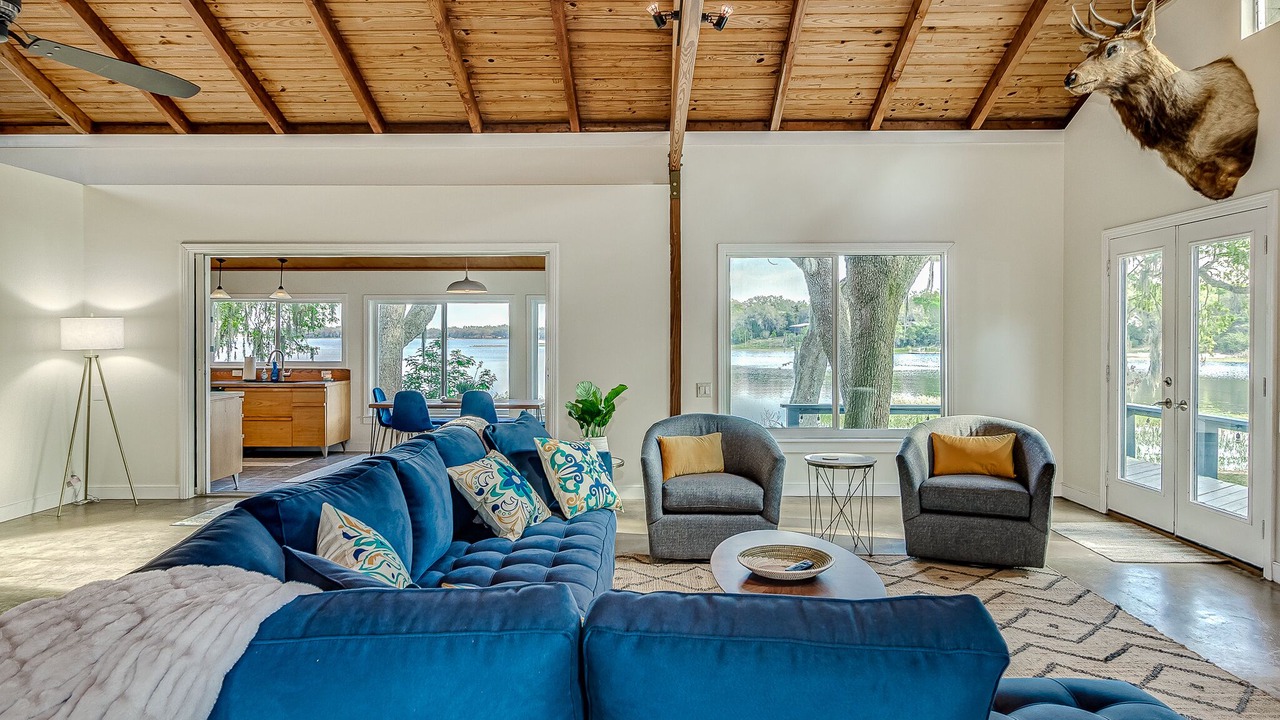 Photo of Livingroom in Crooked Lake