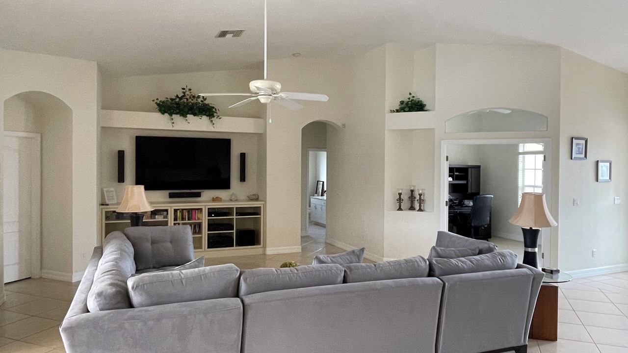 Photo of Livingroom in Yacht Club
