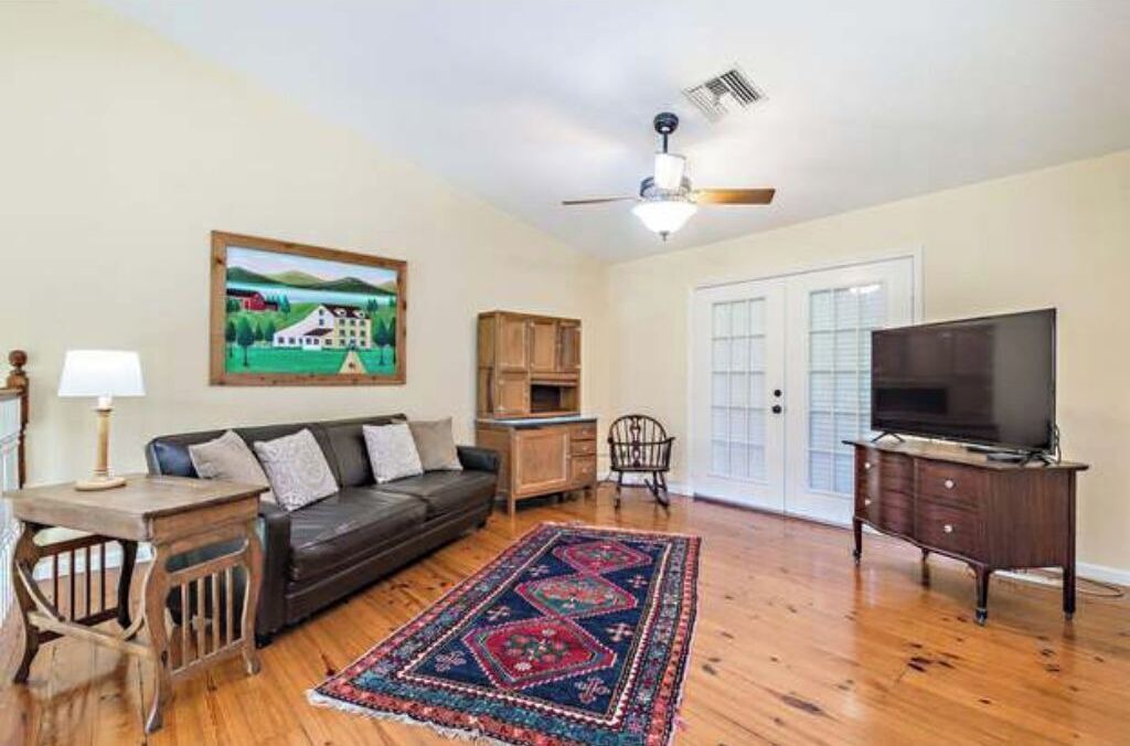 Photo of Livingroom in Hunt Club
