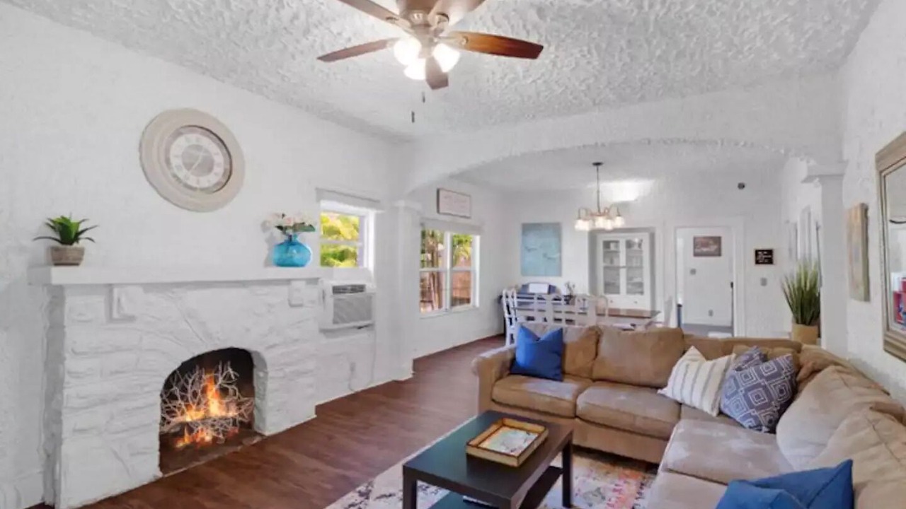 Photo of Livingroom in Parrot Cove