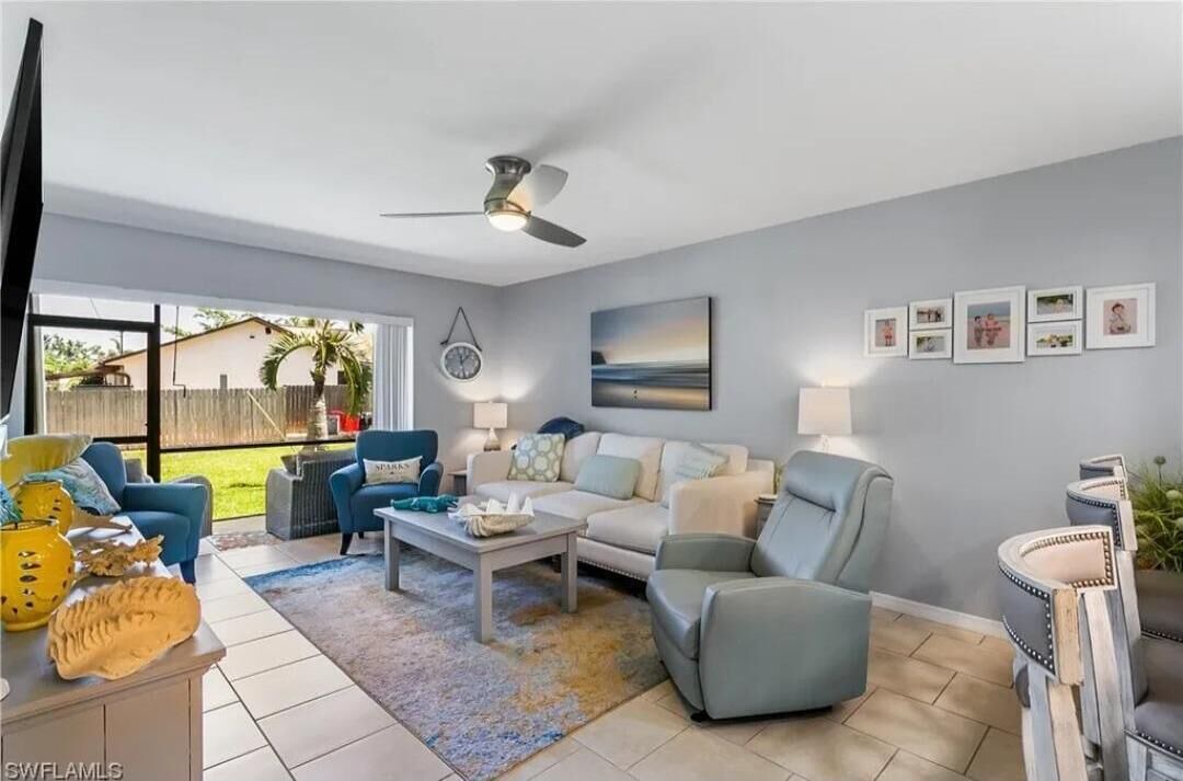 Photo of Livingroom in Yacht Club