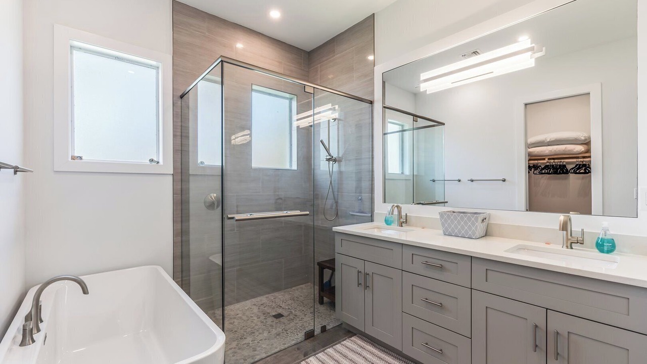 Photo of Bathroom in Imperial Golf Estates