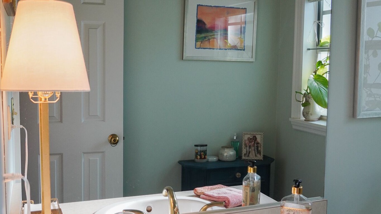 Photo of Bathroom in New Suburb Beautiful