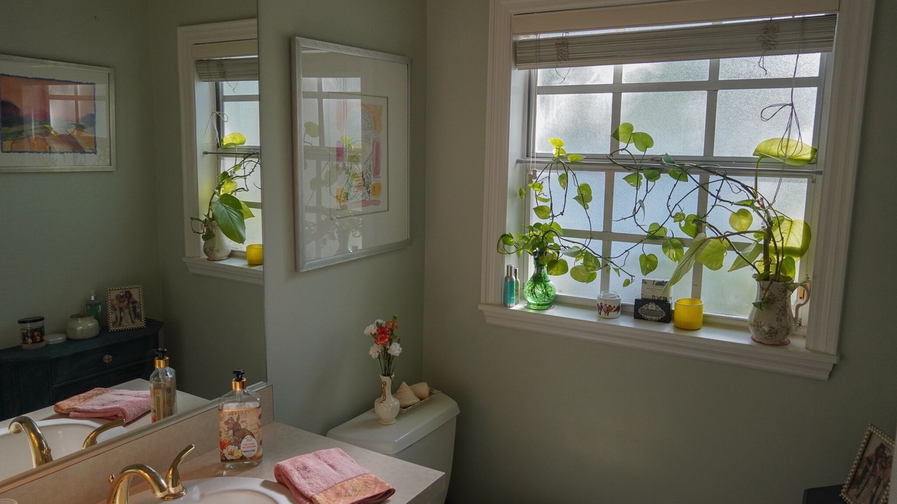 Photo of Bathroom in New Suburb Beautiful