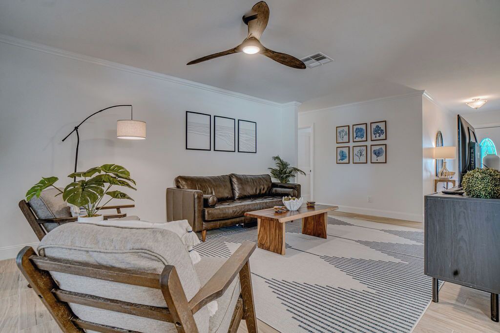 Photo of Livingroom in Bay Crest Park
