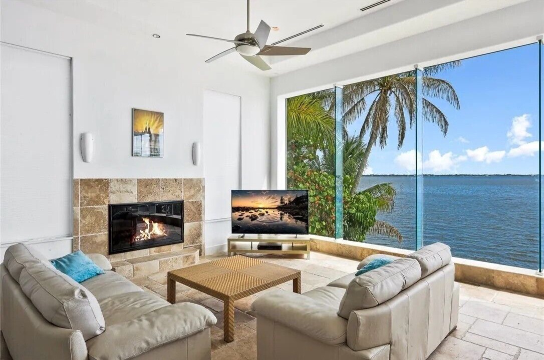 Photo of Livingroom in Caloosahatchee