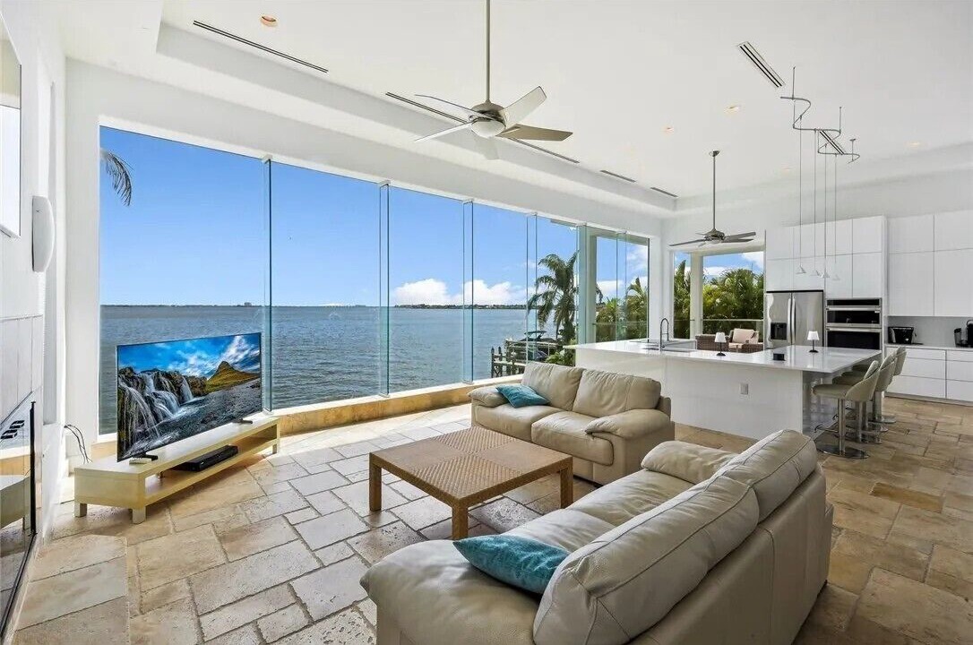 Photo of Livingroom in Caloosahatchee