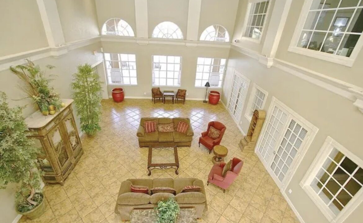 Photo of Livingroom in Longshore Lake
