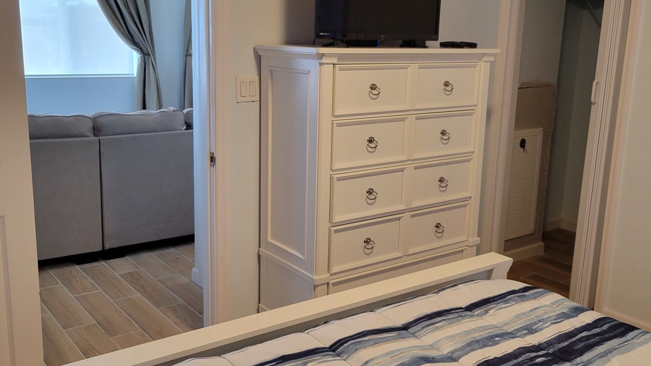 Photo of Bedroom in Doctor's Arm