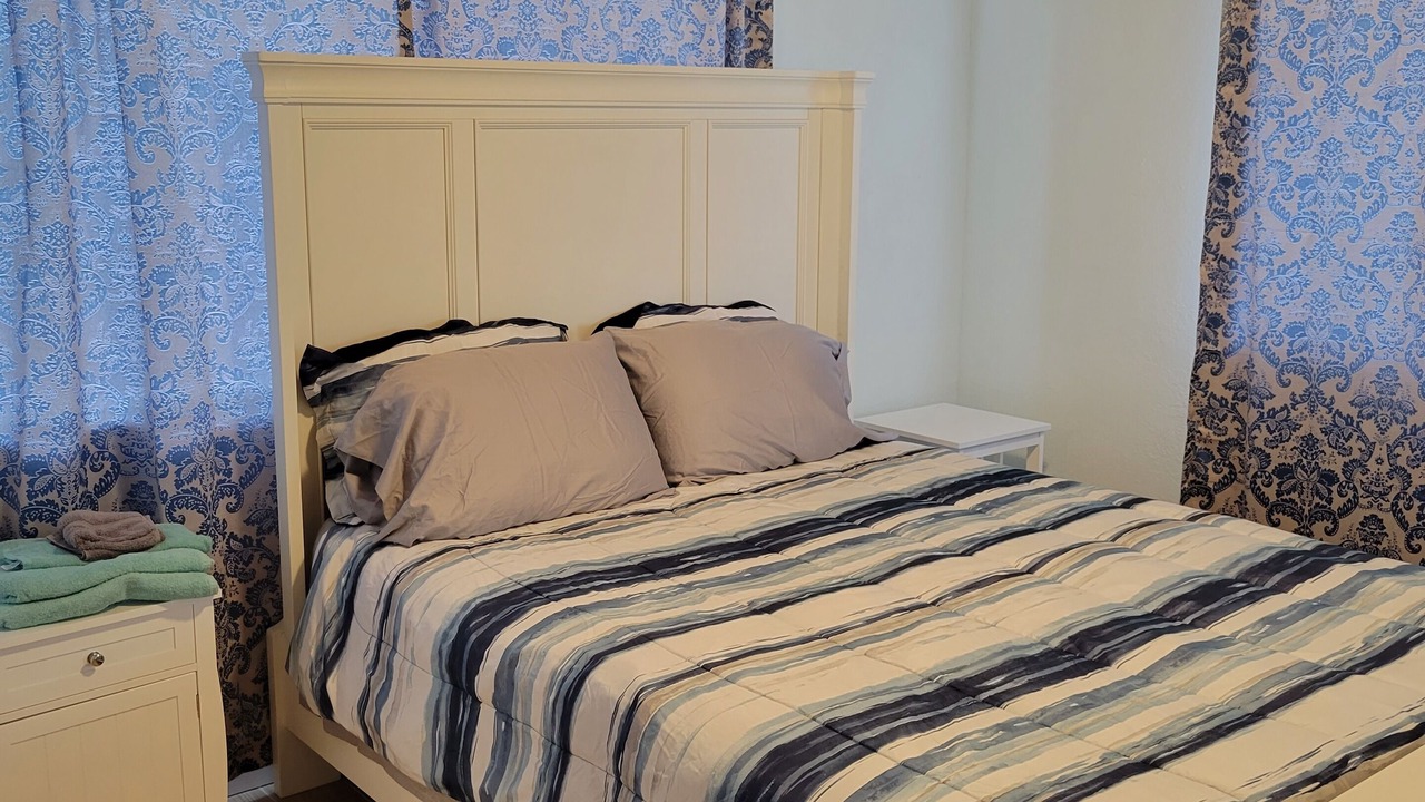Photo of Bedroom in Doctor's Arm