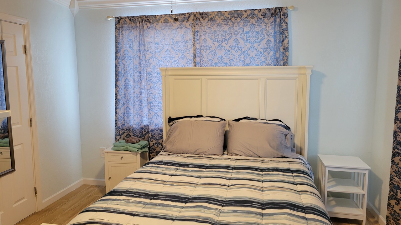 Photo of Bedroom in Doctor's Arm