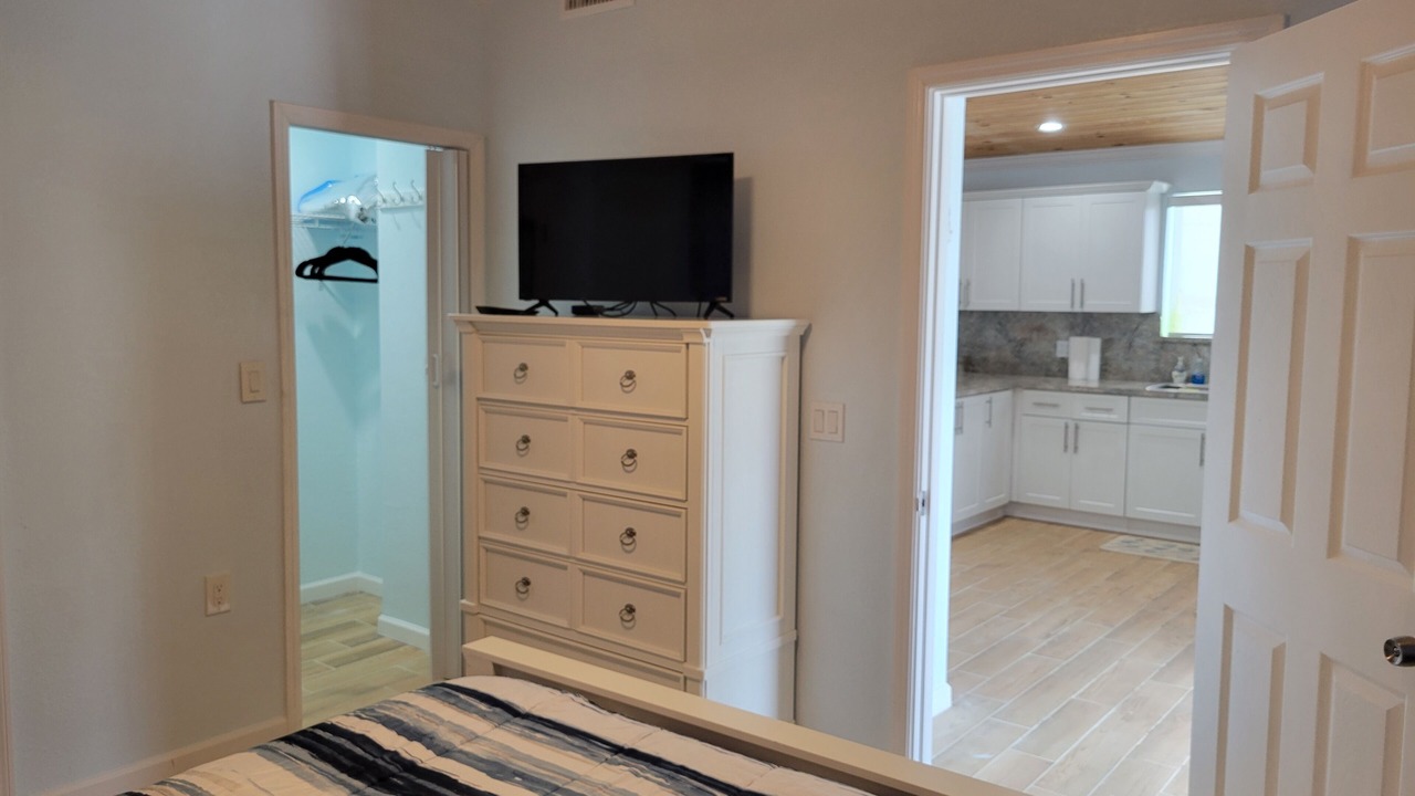 Photo of Bedroom in Doctor's Arm
