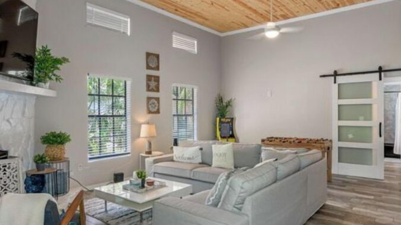 Photo of Livingroom in Concerned Citizens of Gibsonton Area