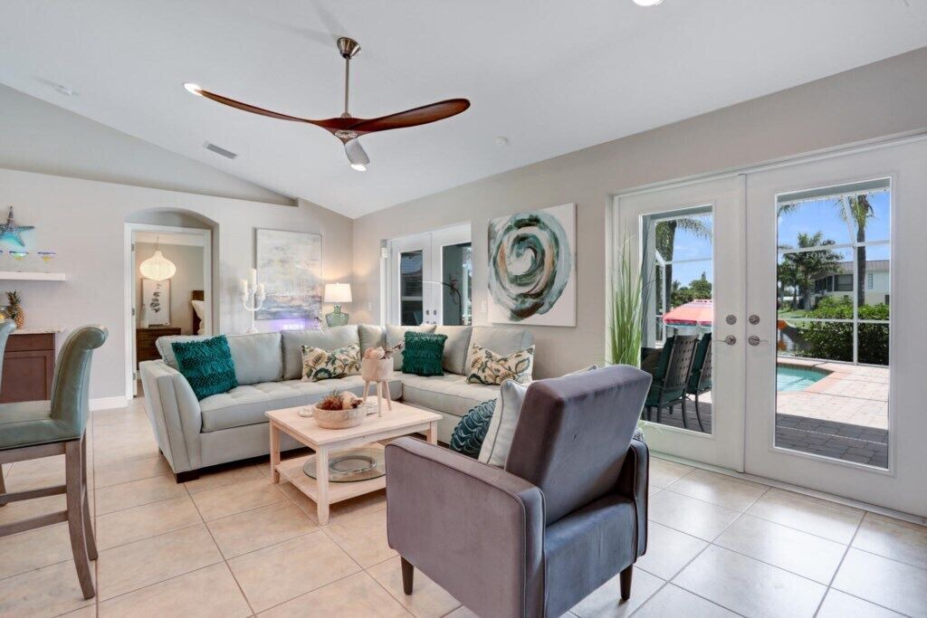 Photo of Livingroom in Yacht Club