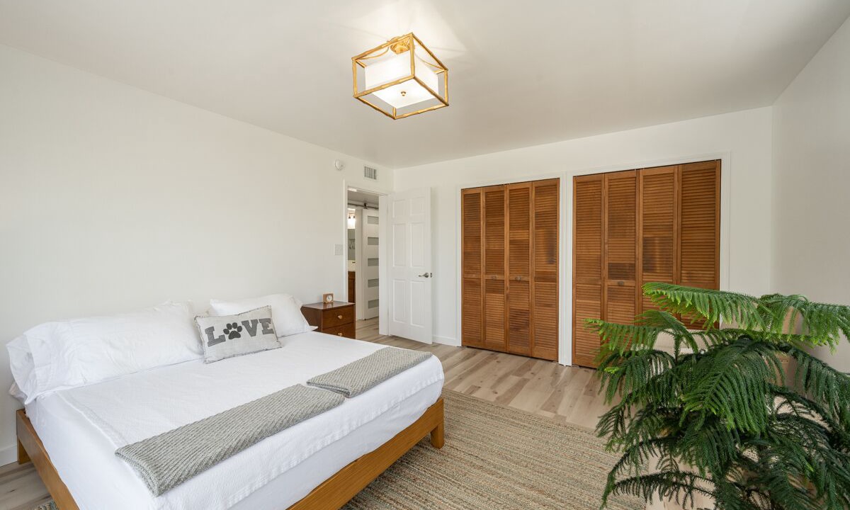 Photo of Bedroom in Doctor's Arm