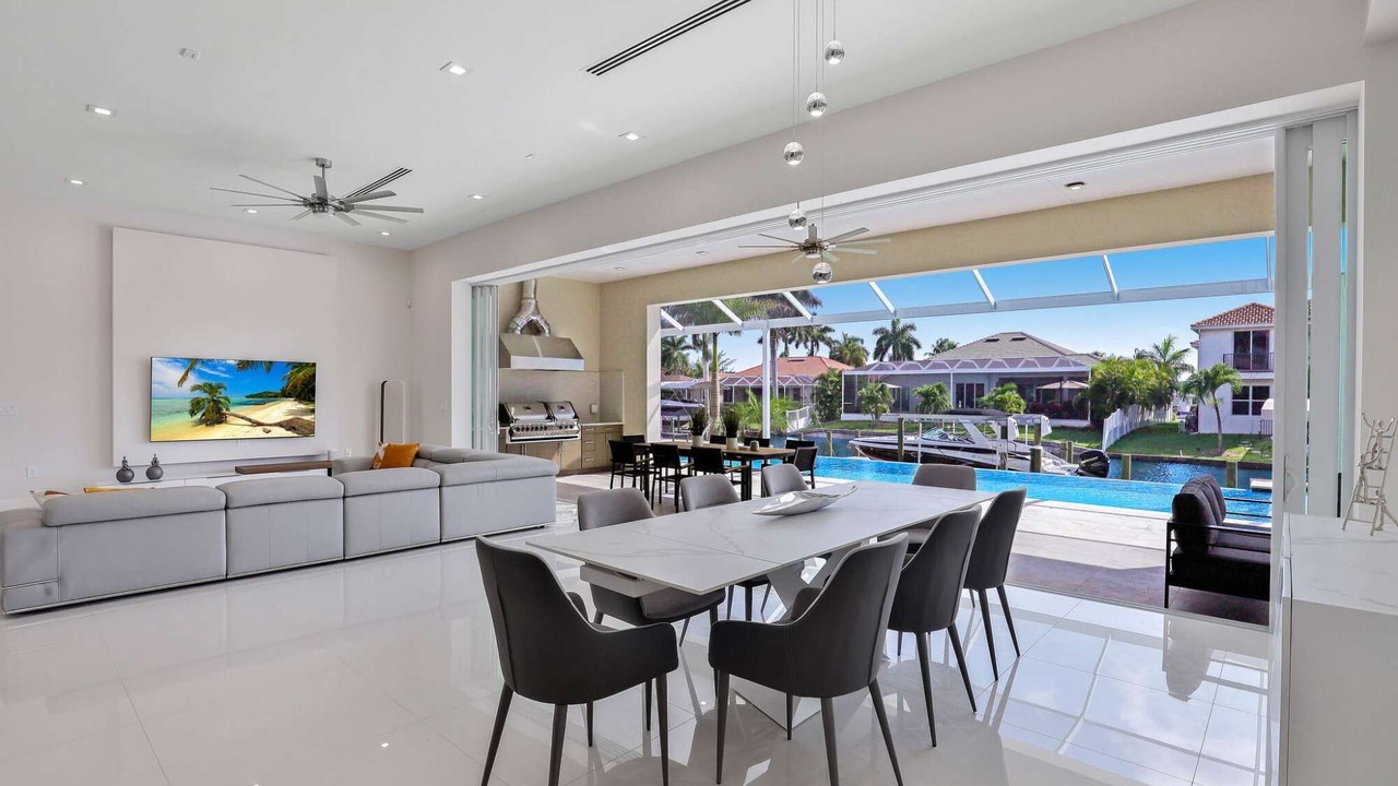 Photo of Livingroom in Yacht Club