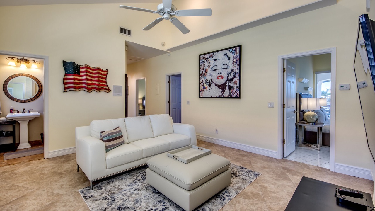 Photo of Livingroom in Yacht Club