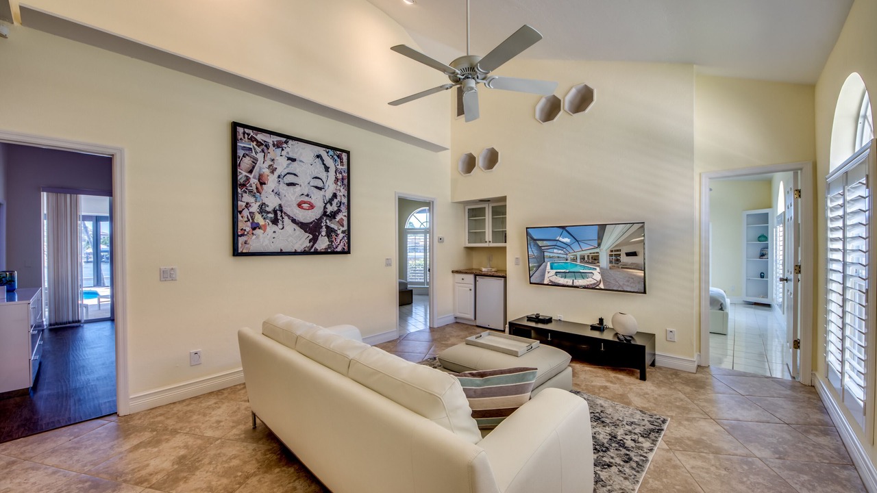 Photo of Livingroom in Yacht Club