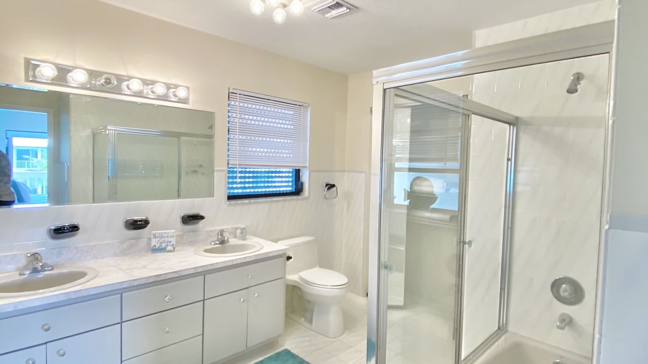 Photo of Bathroom in Marathon
