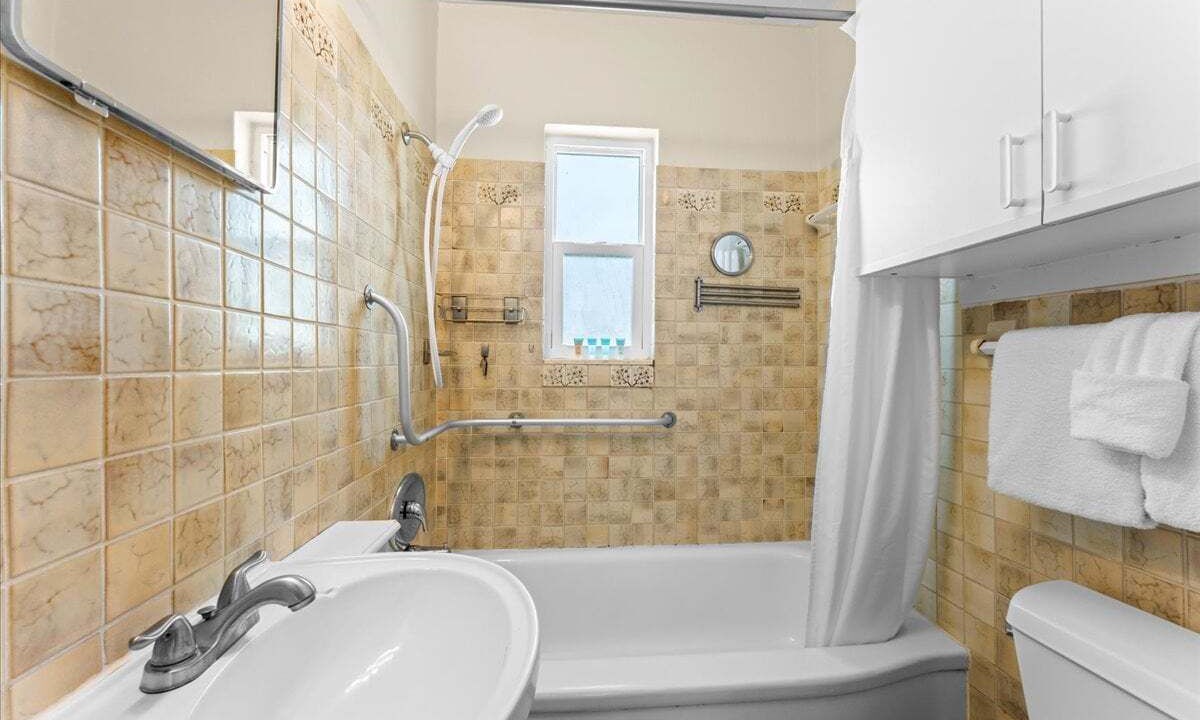 Photo of Bathroom in Treasure Island