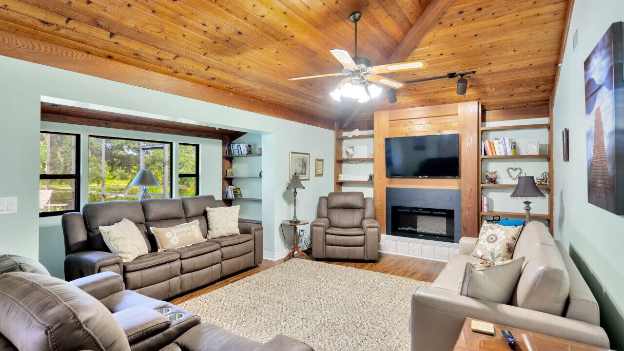 Photo of Livingroom in Lakeview Village
