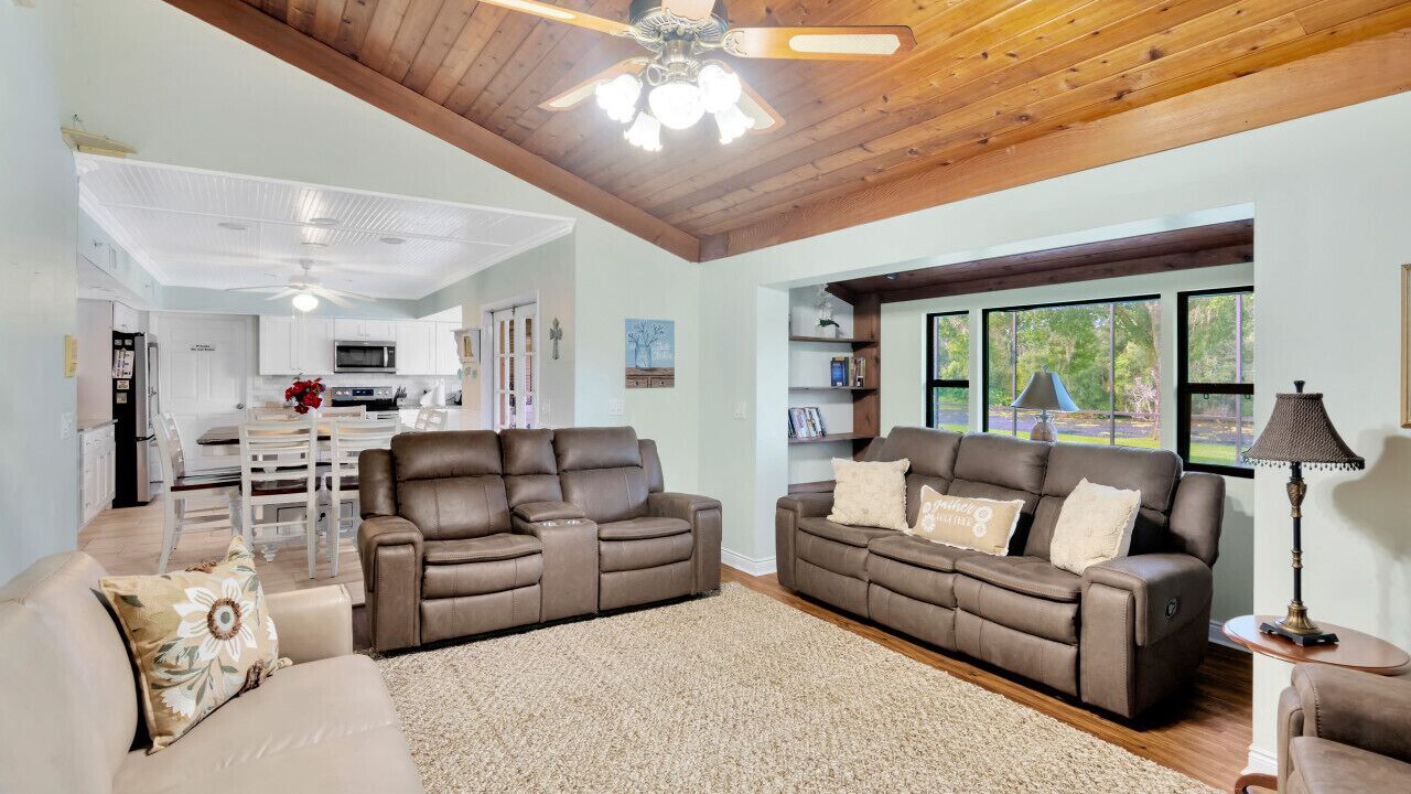 Photo of Livingroom in Lakeview Village