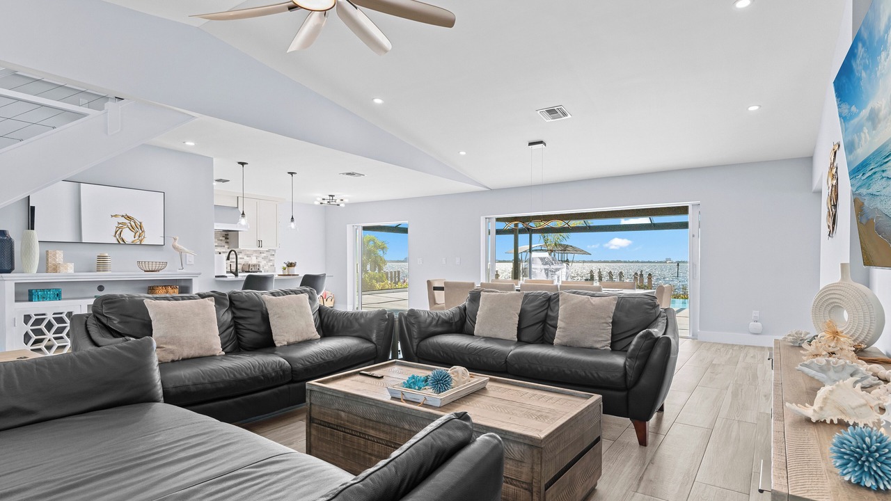 Photo of Livingroom in Yacht Club
