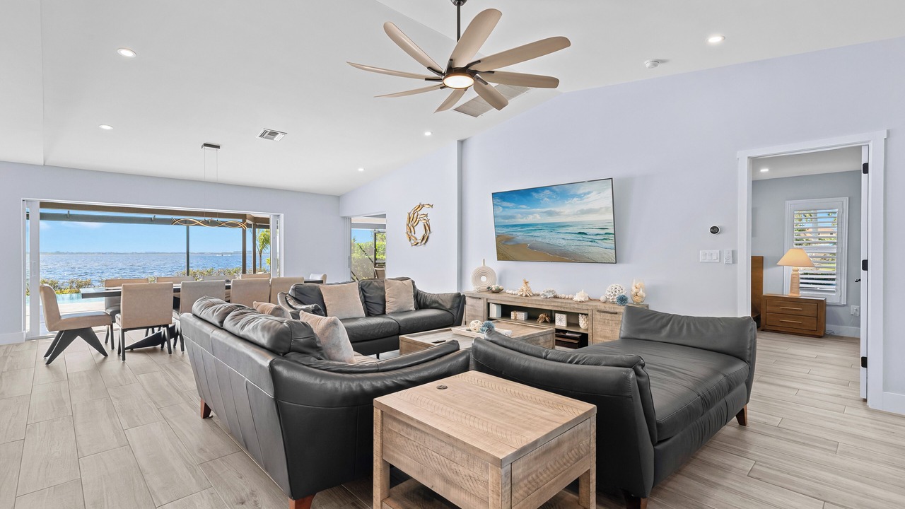 Photo of Livingroom in Yacht Club