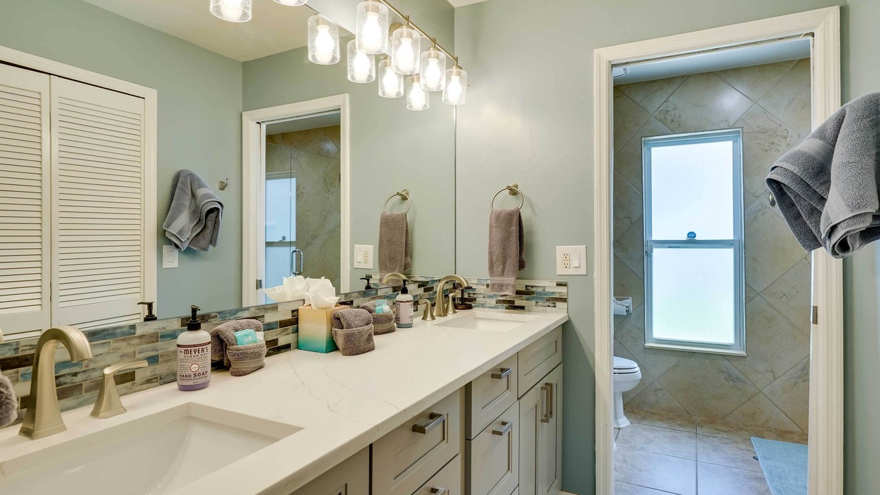 Photo of Bathroom in Caloosahatchee