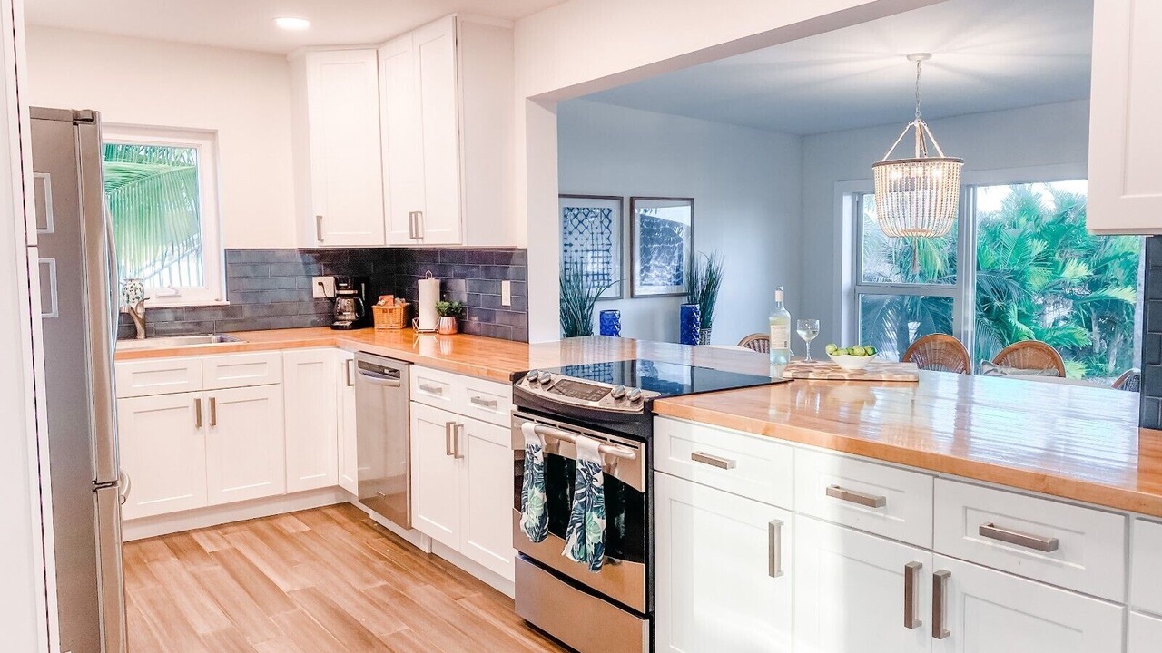 Photo of Kitchen in Tropical Bay Estates