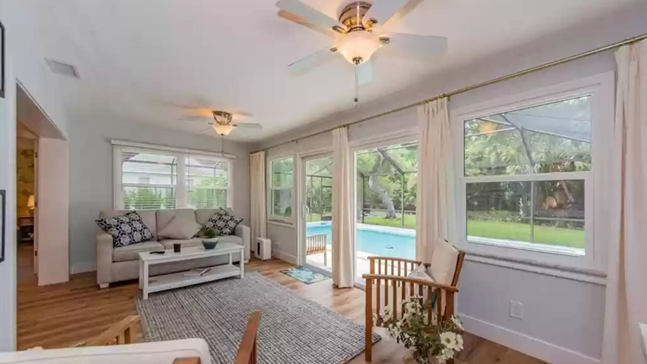 Photo of Livingroom in Central Beach