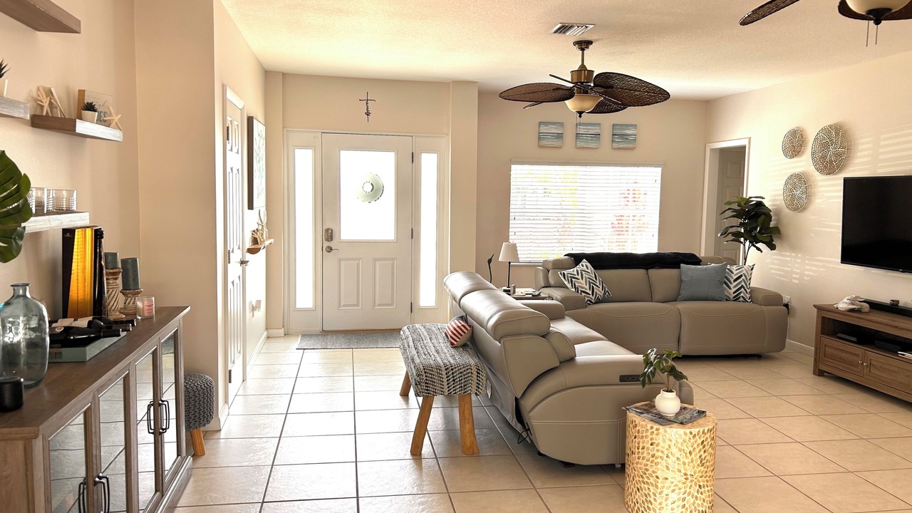 Photo of Livingroom in Venetian Shores