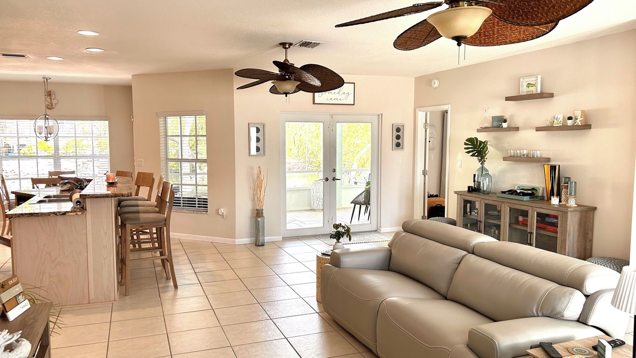 Photo of Livingroom in Venetian Shores