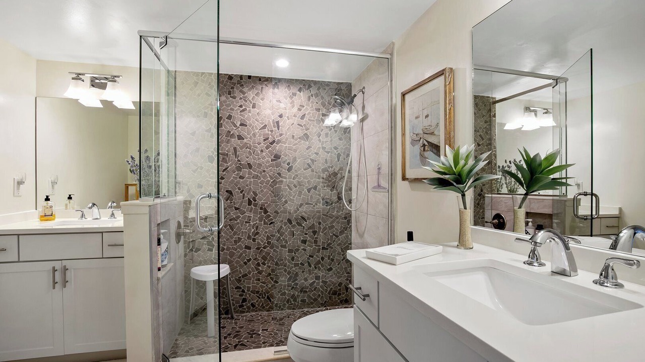 Photo of Bathroom in Vanderbilt Beach