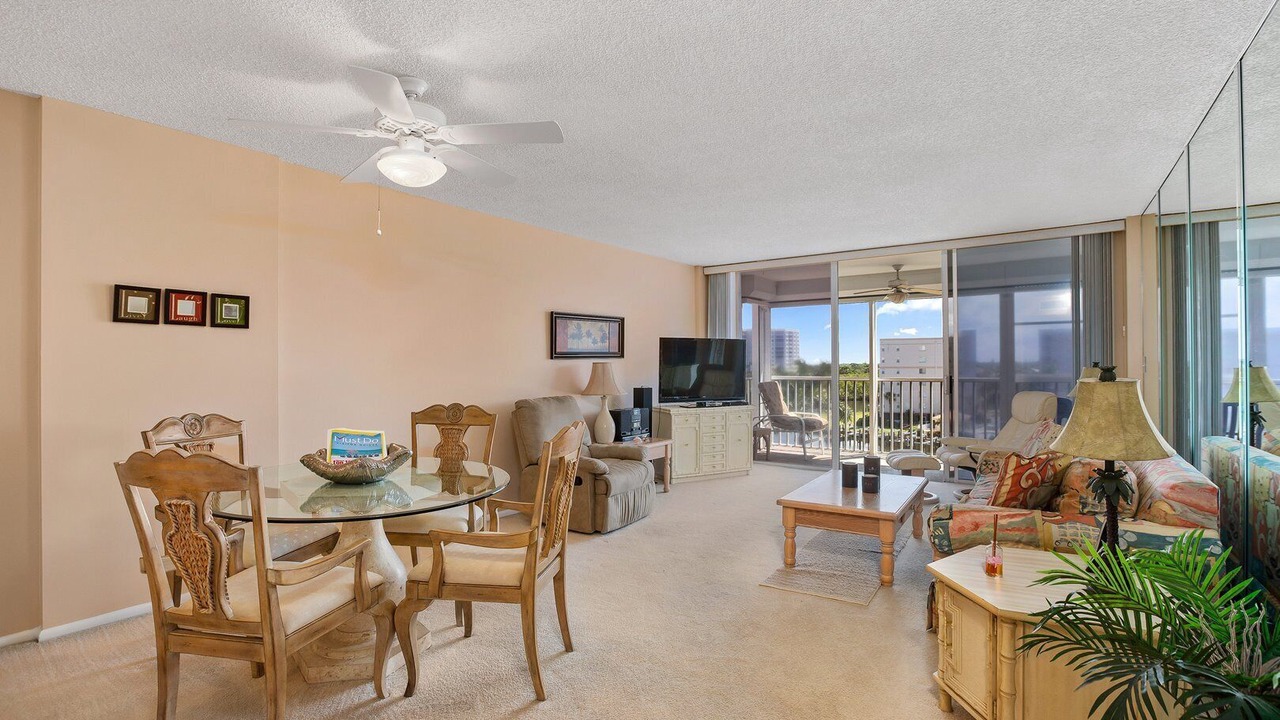 Photo of Livingroom in Vanderbilt Beach