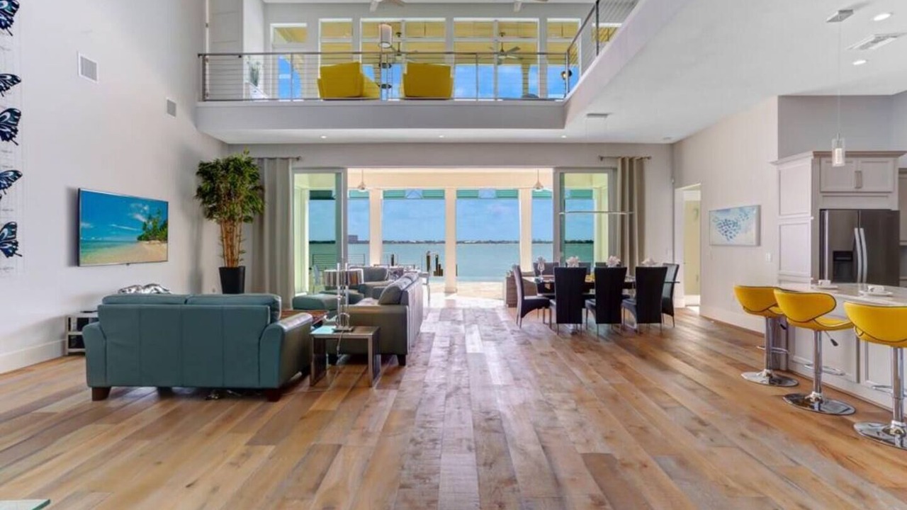 Photo of Livingroom in Yacht Club