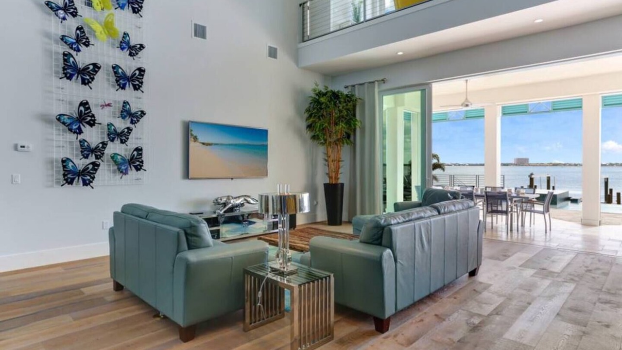Photo of Livingroom in Yacht Club