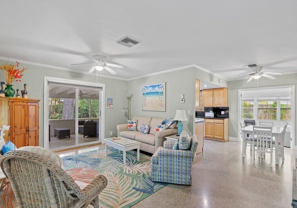 Photo of Livingroom in Central Beach