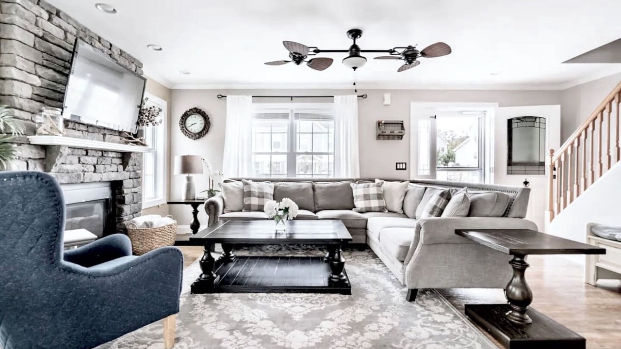 Photo of Livingroom in Town Bank