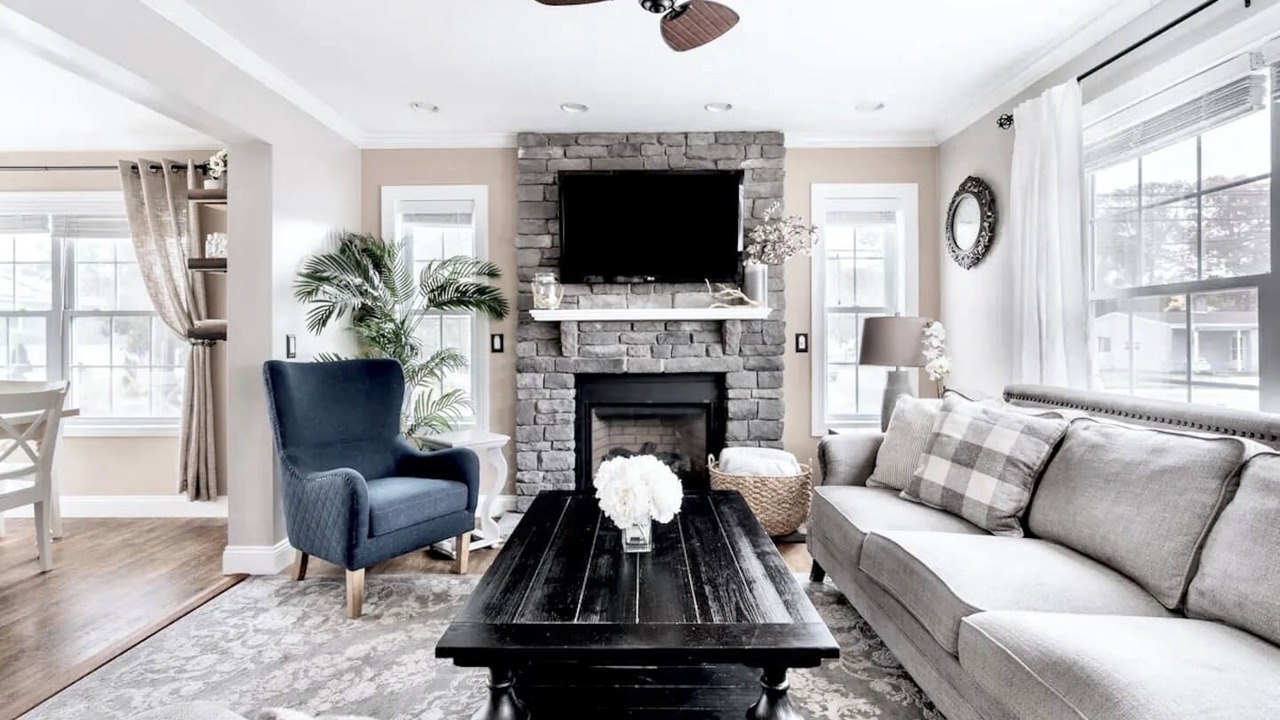 Photo of Livingroom in Town Bank