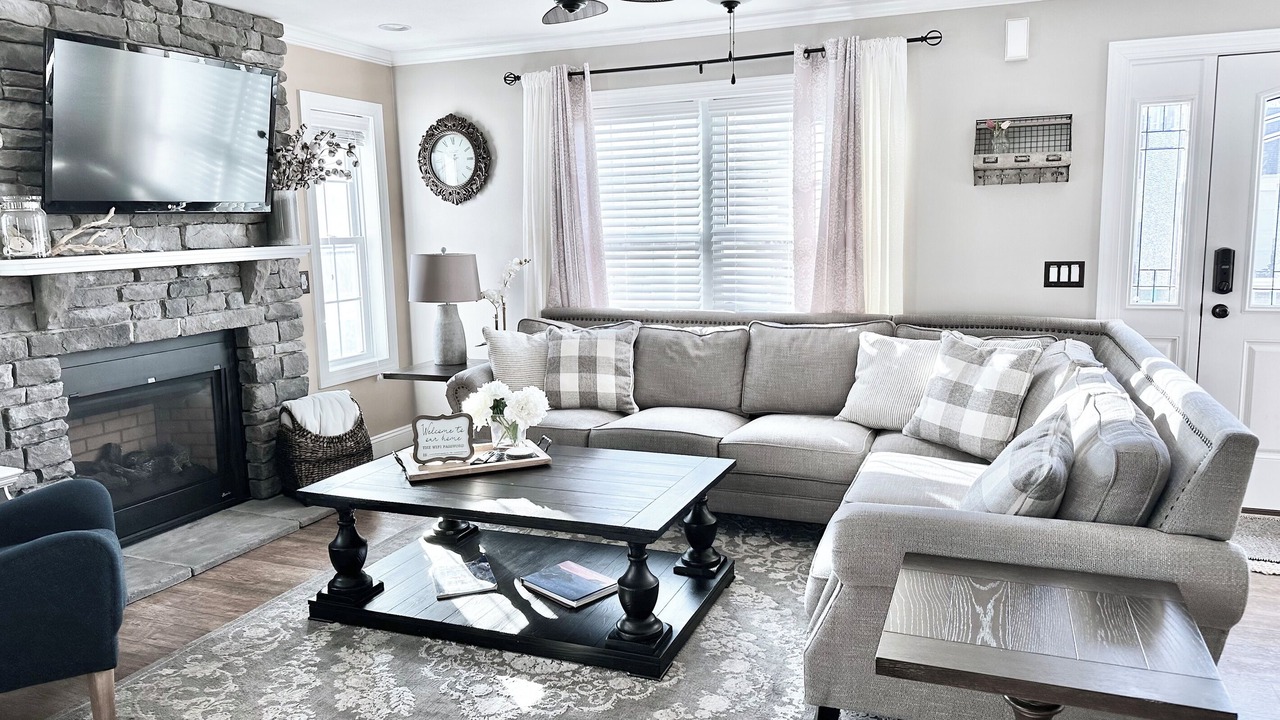 Photo of Livingroom in Town Bank