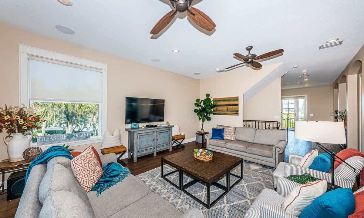 Photo of Livingroom in Treasure Island