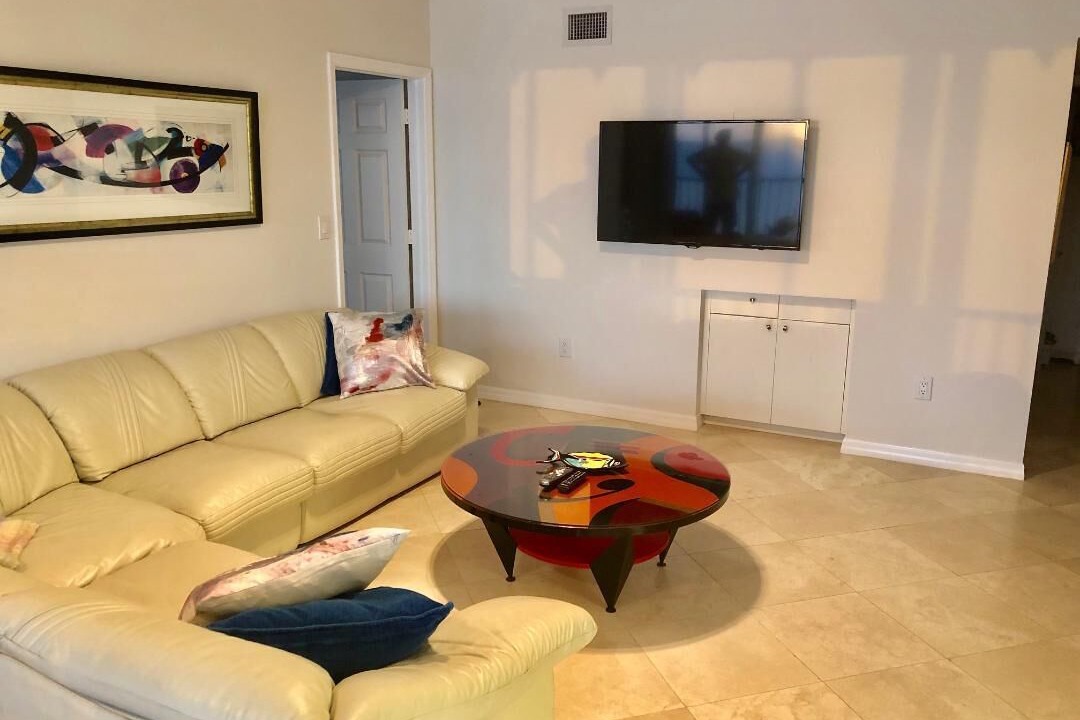 Photo of Livingroom in Vanderbilt Beach