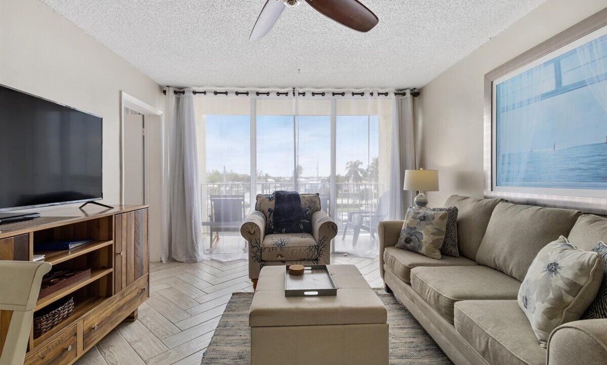 Photo of Livingroom in Hutchinson Island South