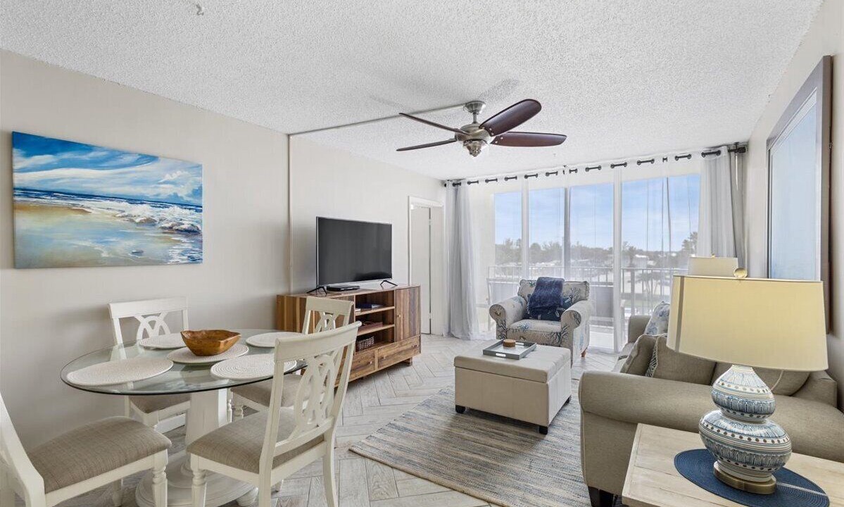 Photo of Livingroom in Hutchinson Island South