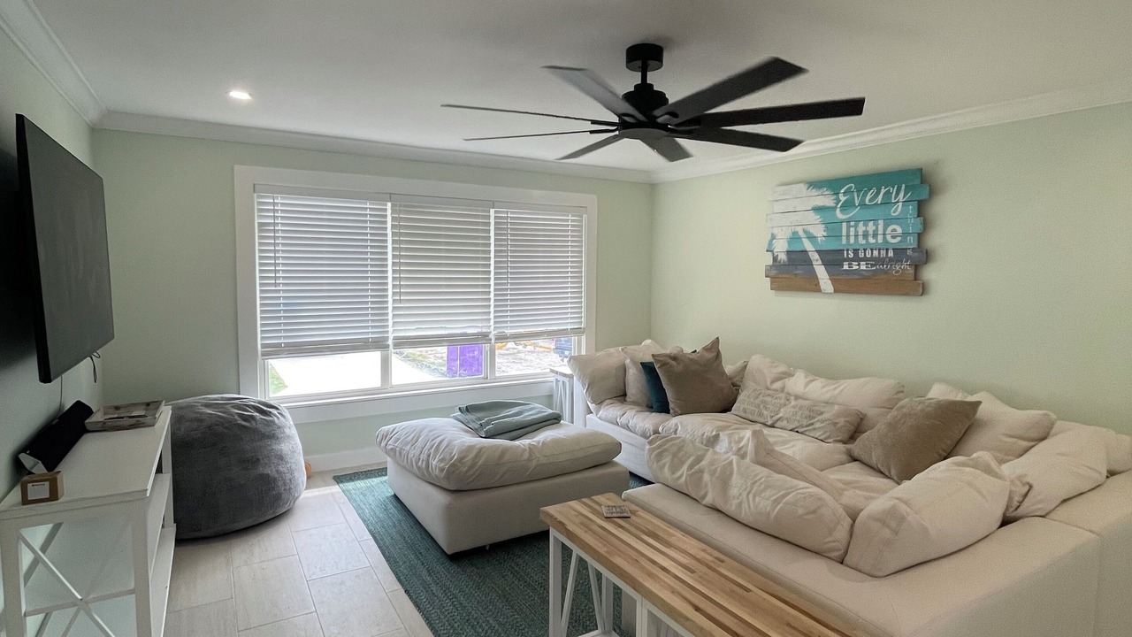 Photo of Livingroom in Mid Island